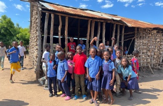 Un gruppo di amici fuori dalla loro scuola in Mozambico
