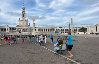 Luigi a Fatima con carretto a Fatima