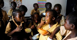 I bambini mangiano insieme in una classe.