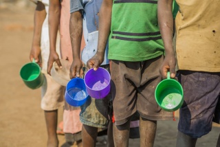 Bambini in Malawi in attesa di cibo