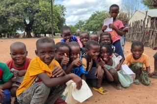 Un gruppo di amici fuori dalla loro scuola in Mozambico